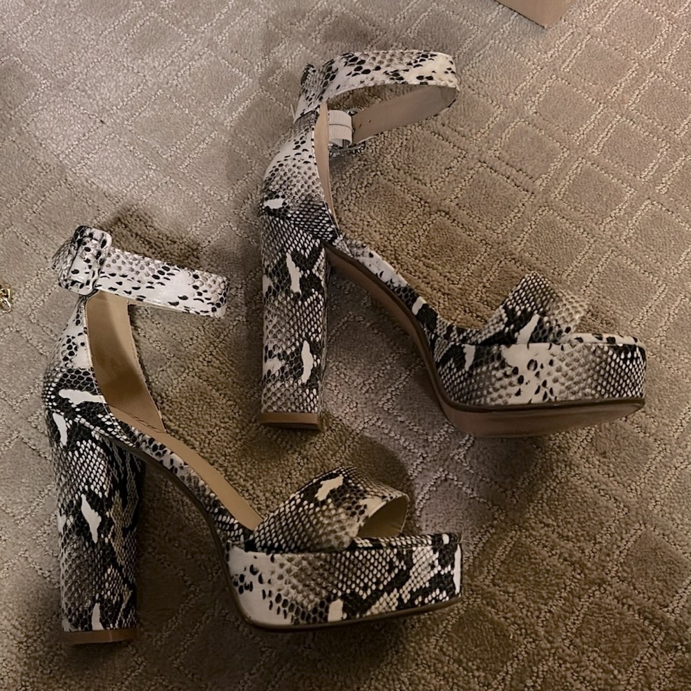 Platform High Heeled Snake Skin Shoes and Matching Purse. iDIFU on Amazon.